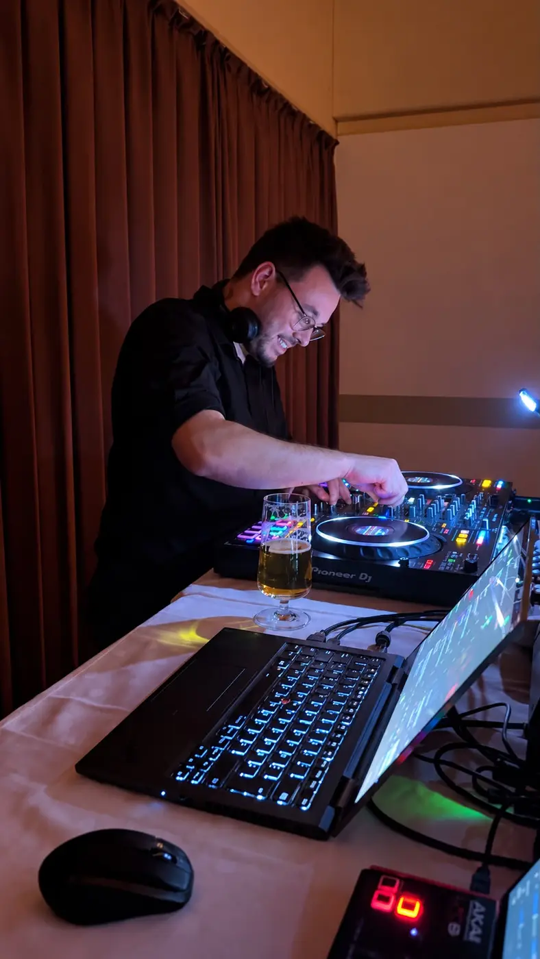 Markus am DJ-Controller während der Feier