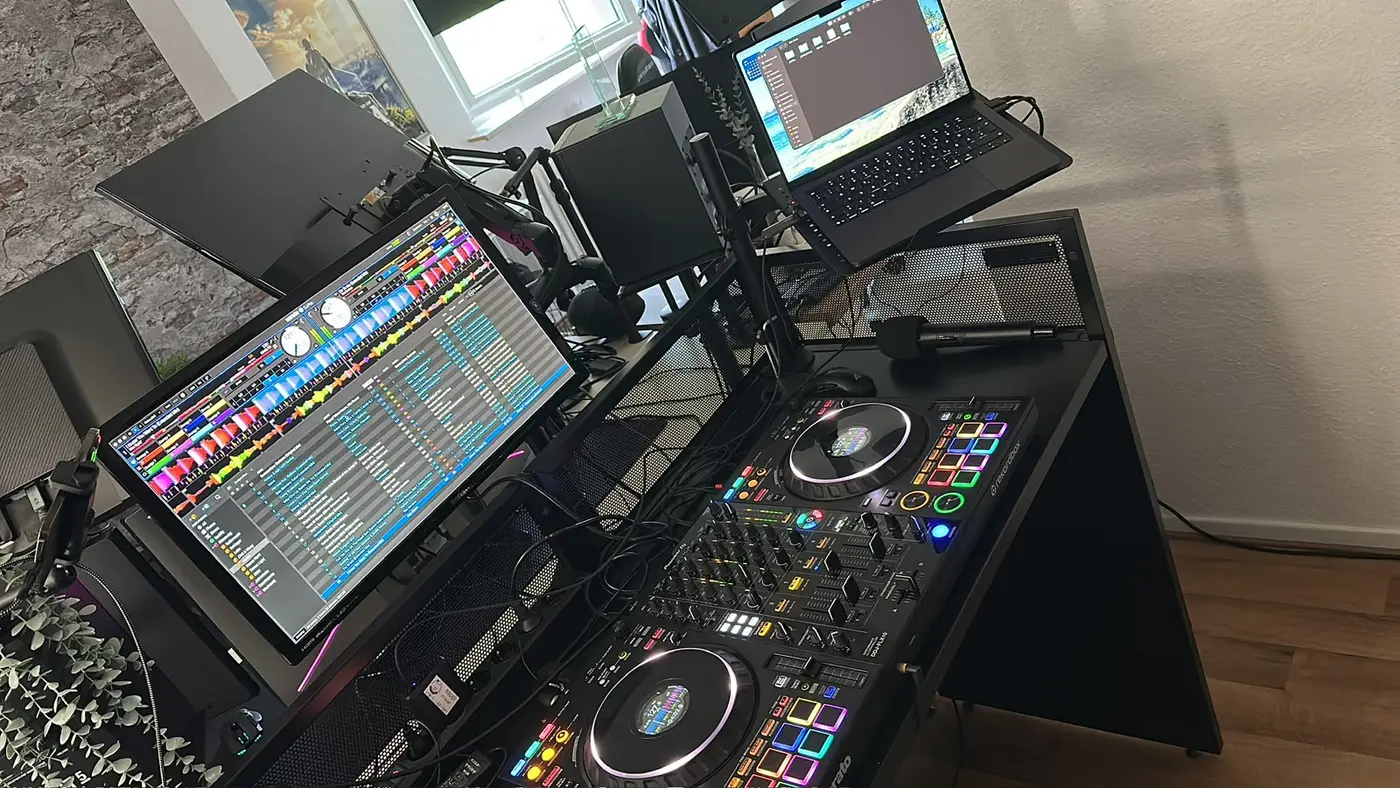 Detailaufnahme des DJ-Setups auf dem Stand
