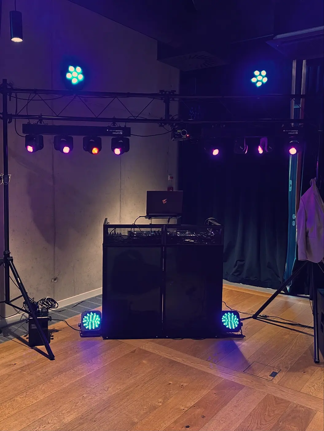 Lichtaufbau mit blau-violetten Beams im abgedunkelten Saal
