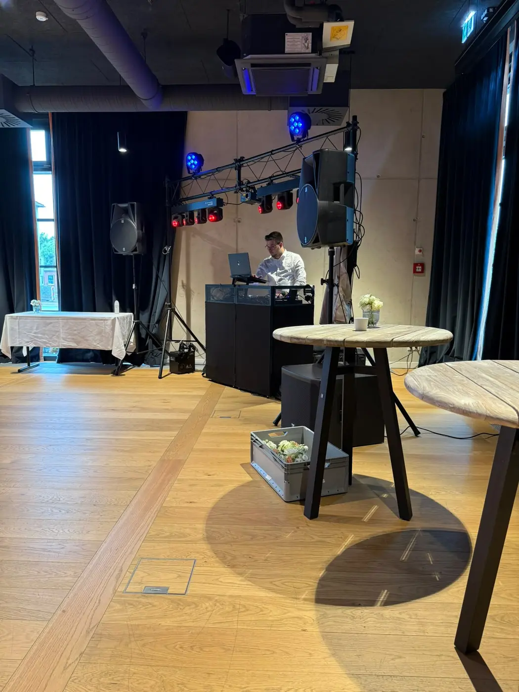 Aufbau im Saal bei Tageslicht